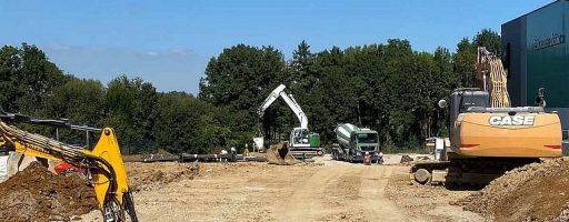 Am Standort Neuhausen bei Fanuc stehen die Zeichen auf Wachstum: Hier sind seit einigen Monaten wieder die Bagger am Werk. Auf dem Gelände entstehen ein Parkhaus und ein leistungsfähiges Technikum. - Bild: Fanuc