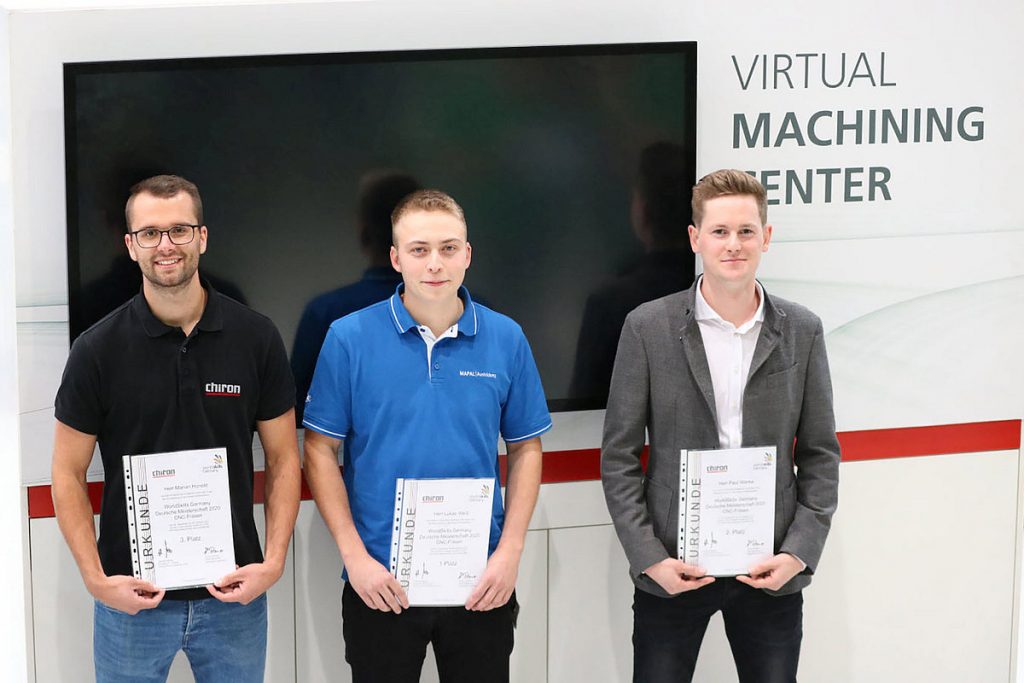 So sehen Sieger aus: in der Mitte auf Platz 1 Lukas Weiß (Mapal), neuer Deutscher Meister im CNC-Fräsen. Rechts der Zweitplatzierte Paul Wanke (Fischer Elektronik), und links der Dritte, Marian Honold (Chiron). - Bild: Chiron