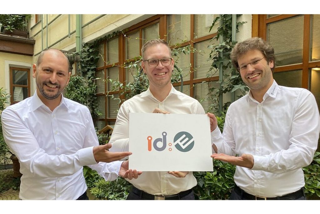 Startschuss für eine vertrauensvolle Zusammenarbeit (von links): Benjamin Neubauer (Evomecs), Ralf Krause (ID:Factory Solutions) und Stefan Becker (Evomecs) legen die Basis für die strategische Partnerschaft zum Wohl der Anwender. - Bild: ID:Factory Solutions