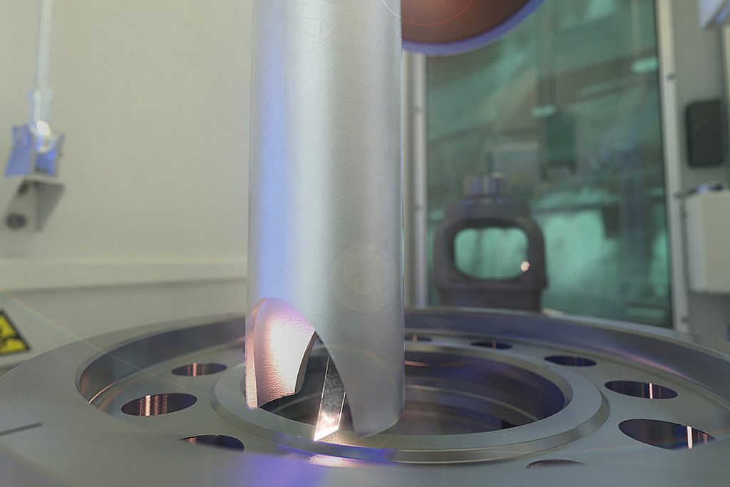 Gepulste Laserstrahlung verdampft das Material schlagartigSo können mit der Laserreinigungsmaschine LC 4-2 unterschiedlichste Arten von Verunreinigungen entfernt werden. Beispielsweise Kühlschmierstoffe, Öle oder Oxid- und Graphitschichten. - Bild: Emag