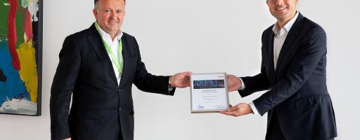 Der Status als Best-Supplier mit Brief und Siegel: Periklis Nassios, Executive Vice President Purchasing von Brose (links), übergibt Stefan Engleder, CEO der Engel Gruppe, die Urkunde. Damit ist der Spritzgießmaschinenhersteller offiziell Mitglied im Kreis der Best-Supplier. - Bild. Engel