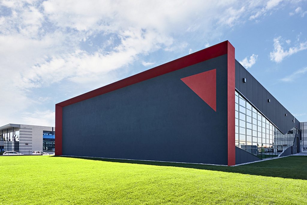 Die neue Halle am Fertigungsstandort San Polo di Piave in Norditalien ist nachhaltig und unter Berücksichtigung der Bedürfnisse von Mitarbeitern, Anwendern und der Umwelt ausgelegt. - Bild: HRSflow