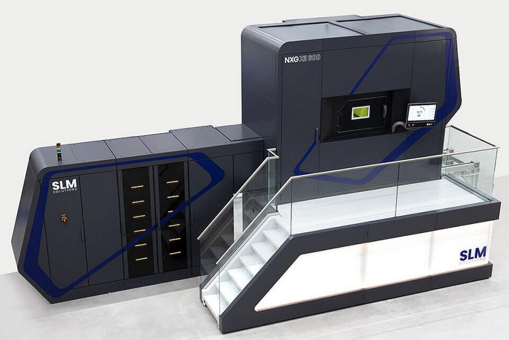 Die neue SLM-Anlage NXG XII 600 verfügt über zwölf Laser mit einer Leistung von jeweils 1 kW. Der quadratische Bauraum misst 600 x 600 x 600 mm. - Bild: SLM Solutions