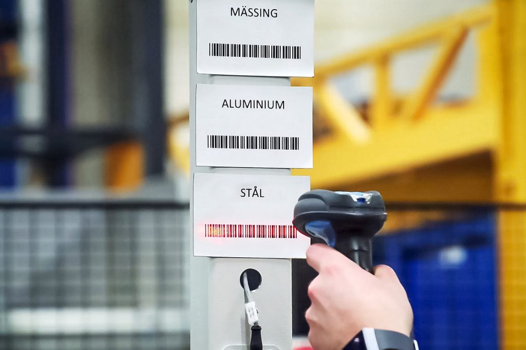 Beim Aufgeben des Spänewagens scannt der Mitarbeiter einen Barcode, der dem jeweiligen Material entspricht. - Bild: Mercatus