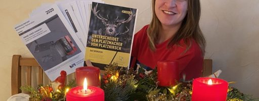 Die Individualreports sind da: Melanie Fritsch, verantwortlich für die Marketing- und Vertriebsaktivitäten der Initiative Marktspiegel Werkzeugbau, präsentiert nicht ohne berechtigtem Stolz ein ausgedrucktes Exemplar. Unterstützt wurden die Reports diesmal von den Sponsoren Kern Microtechnik und der Hartmetall-Werkzeugfabrik Paul Horn. - Bild: Marktspiegel Werkzeugbau