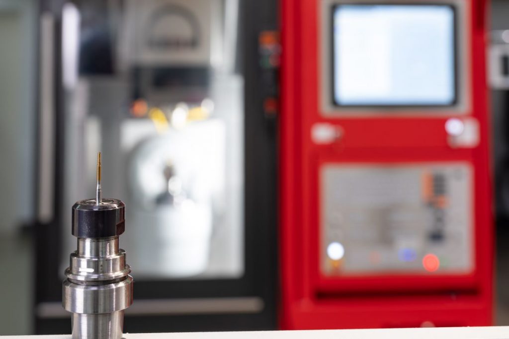 Präzisionsmaschinenbauer Kern Microtechnik erschließt das Produktivitätspotenzial der Punch-Tap-Mikroserie aus dem Hause Emuge-Franken auf seiner Kern-Micro-Baureihe. Mit diesem Verfahren kann der Anwender Gewinde von M1 bis M3 bis zu dreimal schneller einbringen als bisher. - Bilder: Kern Microtechnik GmbH