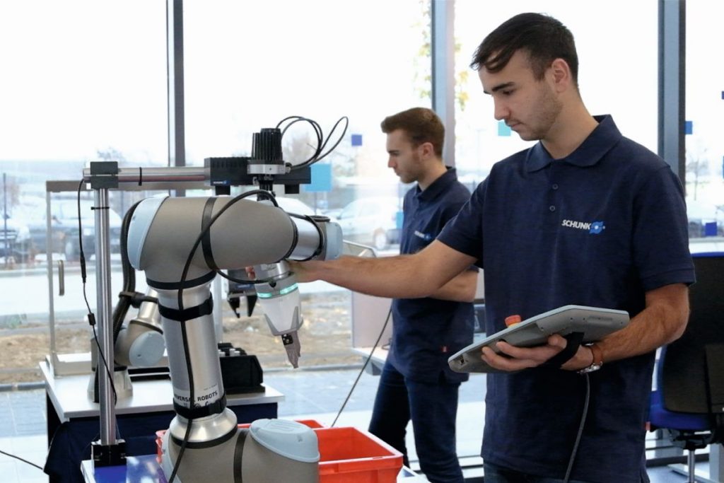 Inzwischen unterstützen im CoLab zwölf Cobots die Schunk-Experten und die Anwender mit unermüdlichen "Handreichungen". Es lassen sich aber auch problemlos Industrieroboter der gängigen Hersteller in zu evaluierende Automatisierungsumgebungen mit einbinden. - Bild: Schunk