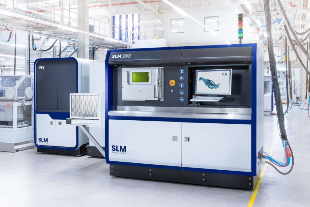 Die Basis für die gemeinsame Arbeit ist die Investition von Amexci in die neueste SLM 500 von SLM Solutions. Die Maschine bietet hervorragende Eigenschaften für die industrielle Serienfertigung. Das Quad-Laser-System wurde für eine schnelle und kostengünstige Produktion großer Metallteile ausgelegt.  - Bild: SLM Solutions