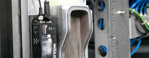 Blick in die Maschine: Das 3D-gedruckte Schäumwerkzeug ist zudem mit der Mould-Monitoring-Box von Digital Moulds ausgerüstet. - Bild: Hofmann Werkzeugbau