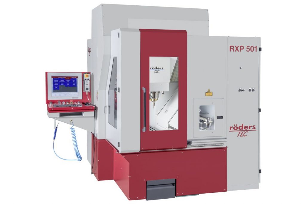 Die Röders RXP 501 ist eine hochpräzise industrielle Bearbeitungsmaschine, mit der sich optische Oberflächen und Glanzflächen herstellen lassen. Das Bearbeitungszentrum ist darüber hinaus leicht automatisierbar. - Bild: Röders