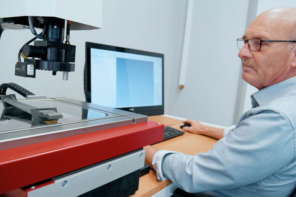 Der Anwender kann bekannte sowie zudem auch unbekannte Konturen erfassen: Der Triangulationslaser von Schneider Messtechnik, der optional erhältlich ist scannt das Werkstück schnell und berührungslos mit hoher Messpunktanzahl. - Bild: Schneider Messtecchnik