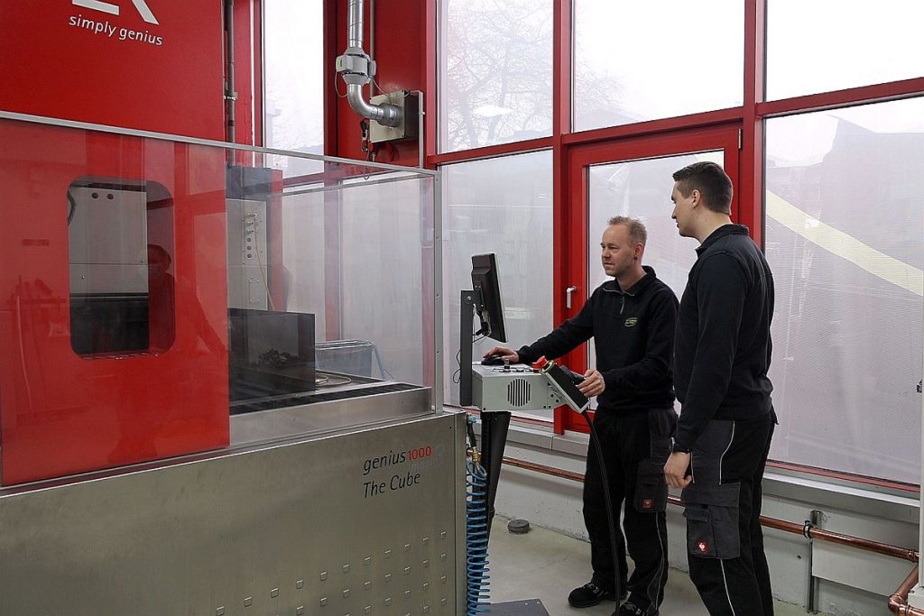 Selbst „Feuerwehraufträge“ sind für die Automatisierung kein Problem – im Gegenteil: Es ist eine Sache von ein paar Mausklicks, einen Auftrag zu unterbrechen, zwischenzeitlich etwas anderes auf der Maschine zu bearbeiten und hinterher beim ursprünglichen Auftrag ohne Qualitätsverlust an genau der Stelle weiterzuarbeiten, an der der Auftrag unterbrochen wurde. - Bild: Pergler Media