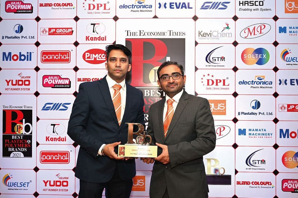 Den Preis konnten Jineesh Nair, Technical Sales Engineer, und Rajnikant Patel, Business Development Manager bei Hasco India, entgegennehmen. - Bild: Hasco