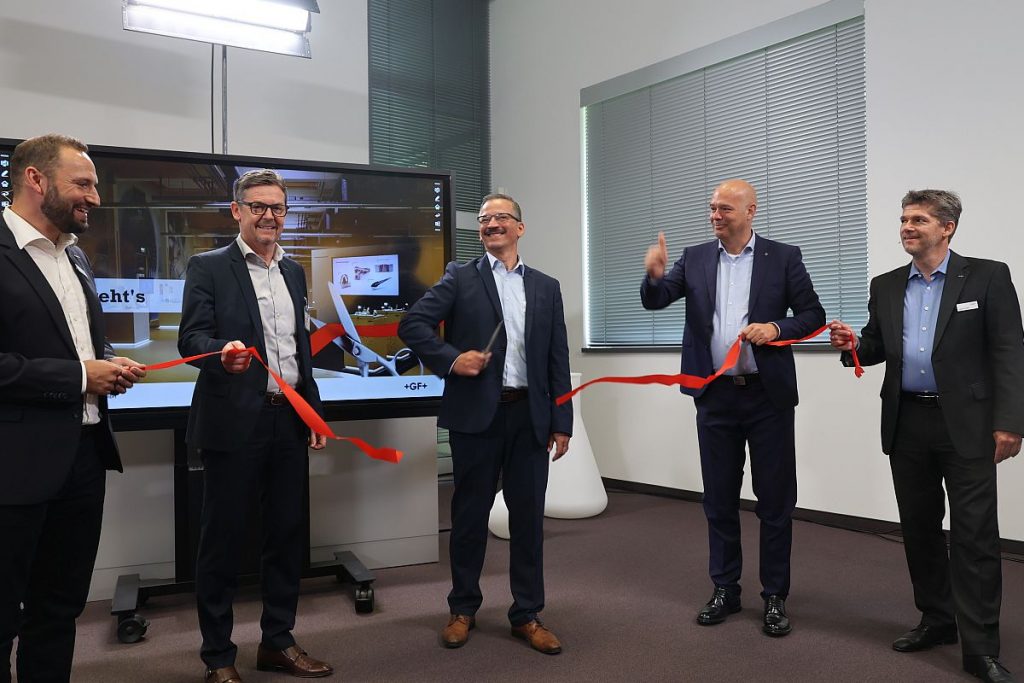 Endlich ist's so weit: Das neue Medical Solutions Center bei GF Machining Solutions in Schorndorf ist mit dem symbolischen Schnitt eröffnet. - Bild: Pergler Media