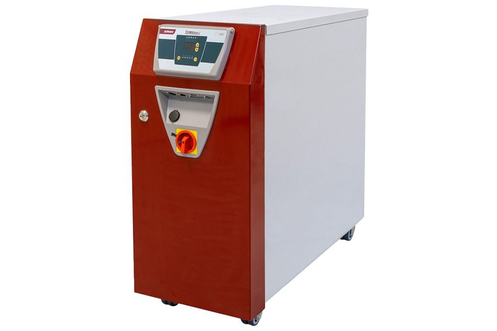 Neues in der Peripherie der Spritzgießmaschine: Das Temperiergerät Wittmann Tempro basic Large 120 verfügt über eine maximale Heizleistung von 36 kW. Ein Wert, der in technischer und zudem auch in ökonomischer Hinsicht optimale Aufheizzeit des Werkzeugs garantiert. - Bild: Wittmann