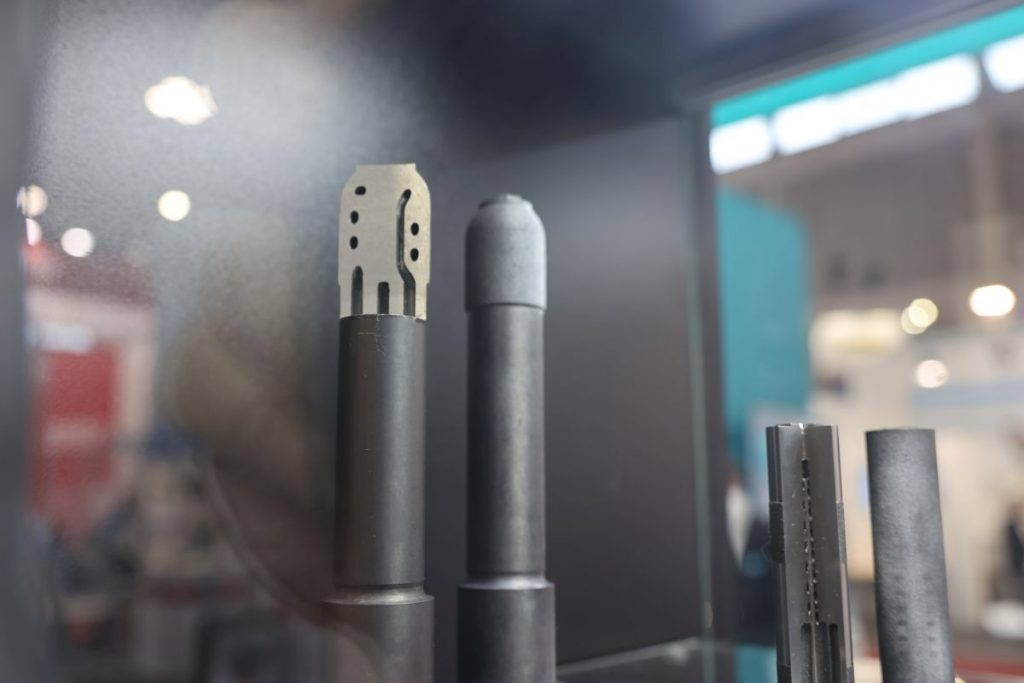Alles aus einer Hand: Knarr bietet jetzt Anwendern auch additive Fertigung beispielsweise für Kerne mit konturnaher Kühlung im Auftrag an. Dabei sind auch Hybridteile aus konventionell zerspanten und additiv erstellten Partien möglich. - Bild: Pergler Media