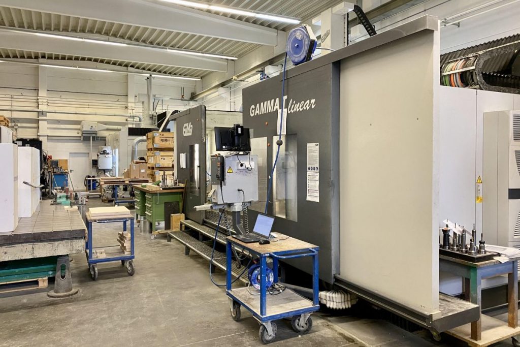 In der Fertigungshalle der Hauk Modell- und Formenbau GmbH aus Landsberg am Lech stehen 3- und 5-Achs-CNC-Fräsbearbeitungszentren bereit, mit Verfahrwegen bis zu 3500 x 2500 x 1500 mm. Die Vergleichszahlen aus dem Benchmark fließen auch in Investitionsentscheidungen mit ein. - Bild: Marktspiegel Werkzeugbau