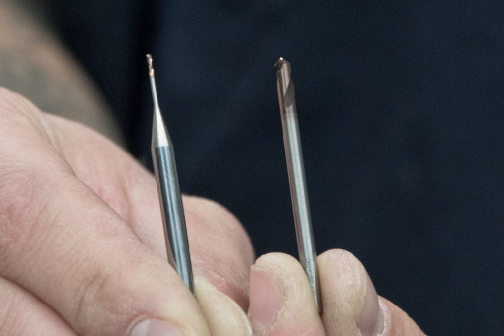 Die Auswerferbohrungen entstehen quasi in Teamarbeit mehrerer Werkzeuge: Links der Moldoino EMSBH-0080-8-ATH mit 0,8 mm Durchmesser und rechts der Zentrierbohrer DN2HC mit Durchmesser 3 mm. – Bild: Moldino