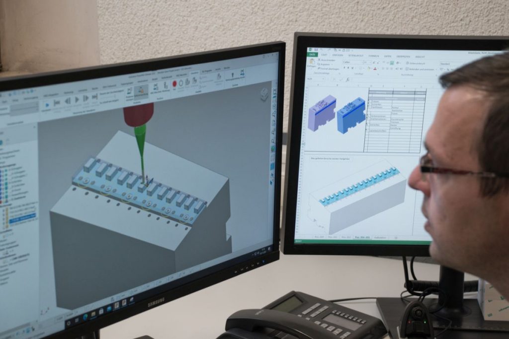 Der CAM-Arbeitsplatz mit den in PowerMill (Autodesk) geöffneten Fenstern des zu bohrenden Formkerns. – Bild: Moldino