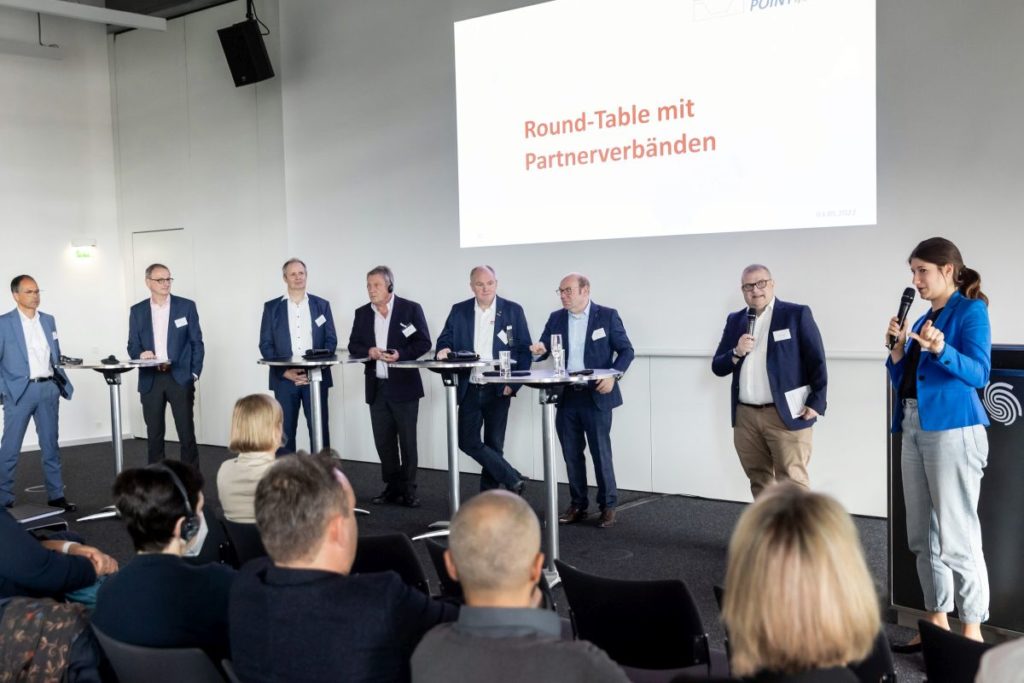 Lisa Reehten (rechts) von Bosch Climate Solutions erläuterte beim MEX Meeting Point in ihrer Keynote zum Thema Nachhaltigkeit, was auf die Unternehmen der Branche Werkzeug-, Modell- und Formenbau zukommen wird. Den anschließenden Round Table moderierte Richard Pergler (2. von rechts), der Chefredakteur von Pergler Media. Die Runde mit der Keynote-Sprecherin und Vertretern der Partnerverbände der Moulding Expo beschäftigte sich noch intensiver mit diesem Thema. - Bild: Moulding Expo