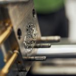 Für die Produktion des Steckmoduls in Reinraumqualität entwickelte 1zu1 erstmals Aluwerkzeuge, die mittels Beschichtung dreieinhalbmal härtere Oberflächen aufweisen. Das optimiert den Fertigungsprozess vergrößert die Spritzgusskapazität. - Bild: 1zu1 Prototypen