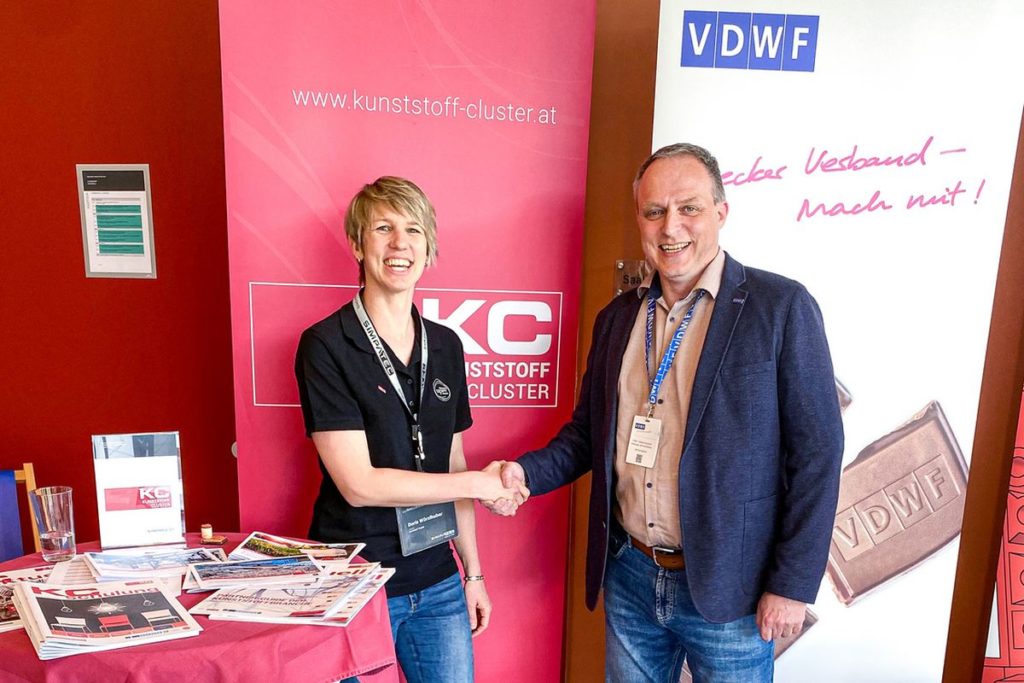 VDWF-Geschäftsführer Ralf Dürrwächter und Doris Würzlhuber vom Kunststoff-Cluster besiegeln die Partnerschaft der beiden größten Branchenorganisationen. Mit dieser Kooperation erschließen sich für die Mitglieder zahlreiche Wettbewerbsvorteile. - Bild: VDWF