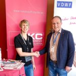 VDWF-Geschäftsführer Ralf Dürrwächter und Doris Würzlhuber vom Kunststoff-Cluster besiegeln die Partnerschaft der beiden größten Branchenorganisationen. Mit dieser Kooperation erschließen sich für die Mitglieder zahlreiche Wettbewerbsvorteile. - Bild: VDWF