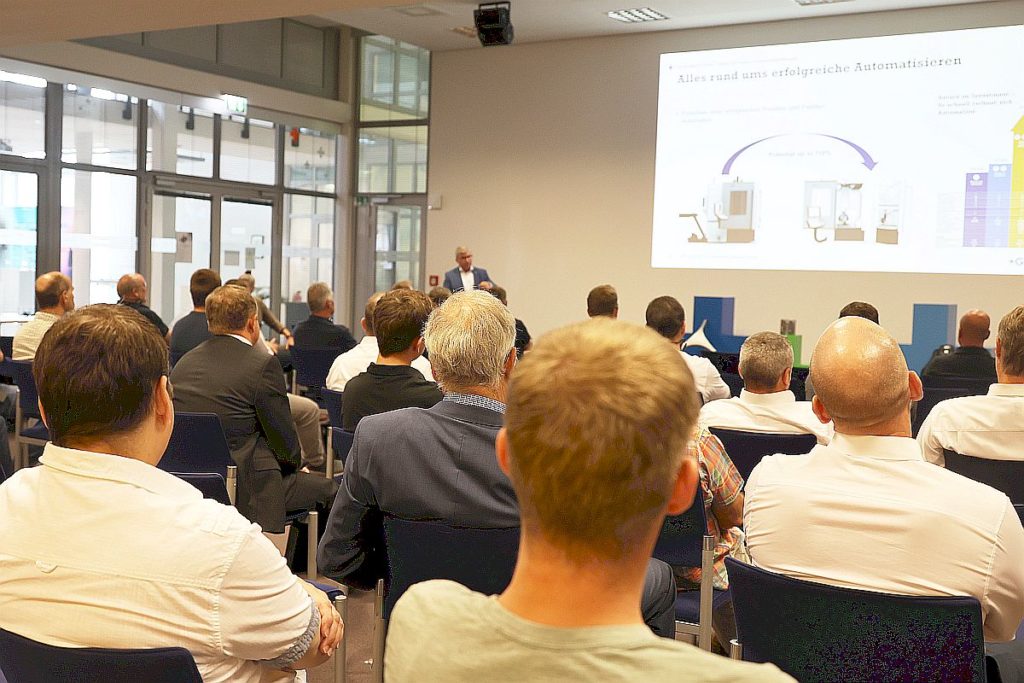 Zu einem "Milling & Automation Day" haben die Produktivitätsexperten von GF Machining Solutions Anwender und weitere Interessenten in die Niederlassung nach Schorndorf eingeladen.  Die Teilnehmer bekamen praxisnahe Tipps und Handreichungen, wie sie die Wettbewerbsfähigkeit der eigenen Fertigung verbessern können. - Bild: Pergler Media