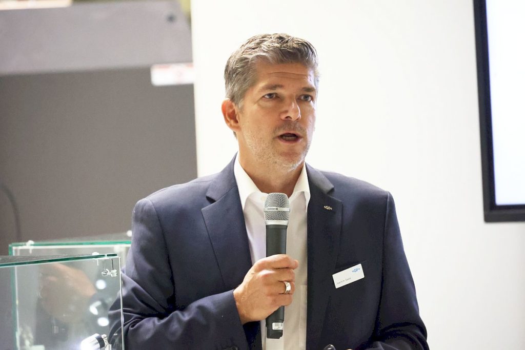 Joachim Seele, Leiter Technischer Vertrieb & BDS  bei GF Machining Solutions, der den Milling & Automation Day zusammen mit Benjamin Sendler moderierte, gab einen Überblick über die einzelnen Bearbeitungstechnologien im Showroom des Msachinenherstellers und zeigte, wie man sie für eine höhere Wettbewerbsfähigkeit in der Fertigung nutzen kann. - Bild. Pergler Media