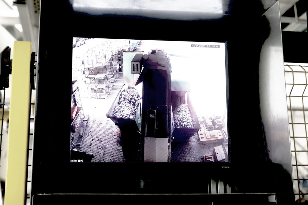 Alles im Blick: Der Maschinenbediener bekommt über Kameras sowohl aus dem Pressenkeller als vom Verteiler am Schwanenhals live Zustandsbilder. So hat er, ohne seinen Arbeitsplatz verlassen zu müssen, einen schnellen und sicheren Blick auf kritische Bereiche der Produktionslösung. – Bild: Pergler Media