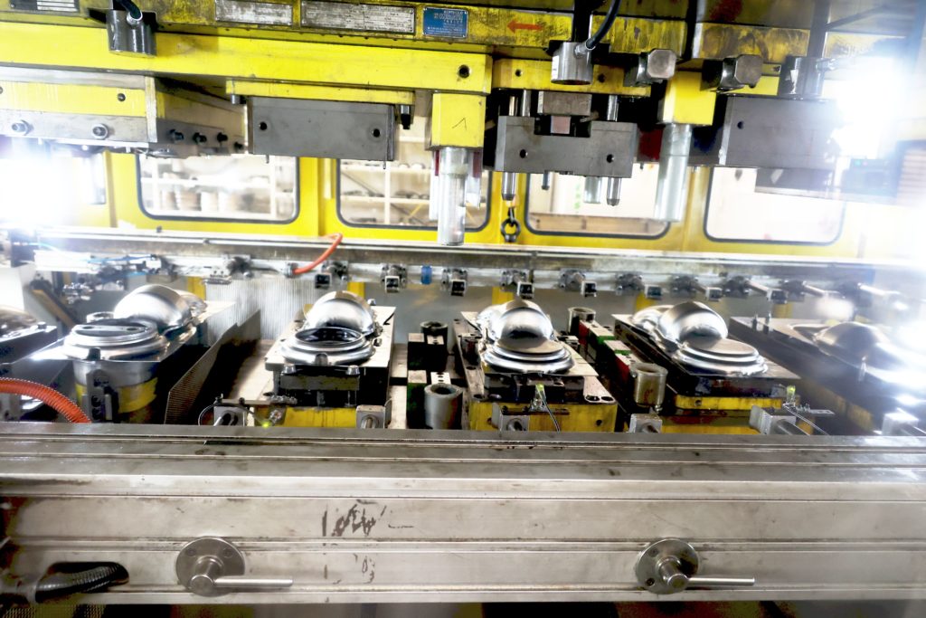 Die Transferwerkzeuge, die auf den neuen Aida-Servopressen bei der BK Stanz- und Umformtechnik in Theley eingesetzt werden, sind bis zu 4 m lang. Zu beiden Seiten gut erkennbar sind die Ziehkissen der Servopresse. – Bild: Pergler Media