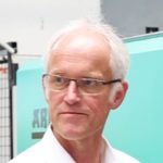Jörg Kroß, Geschäftsführer bei Cavität: „Wir stecken viel Aufwand ins Engineering und die Abstimmung mit unseren Kunden. Zusammen mit unserer Erfahrung aus vielen Projekten und der hohen Präzision in unserer Fertigung helfen uns Simulationen auch dabei, später in Stahl und Eisen einige Korrekturschleifen einzusparen.“ – Bild: Pergler Media