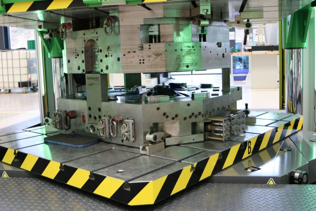 Millutensil bietet unter anderem Tuschierpressen mit Drehteller für Mehrkomponentenwerkzeuge in unterschiedlichen Baugrößen. Mit den Anlagen aus der Blue Line hat das Unternehmen eine breite Palette von hochpräzisen Tuschierpressen für den Werkzeug- und Formenbau im Programm. - Bild: Hofmann