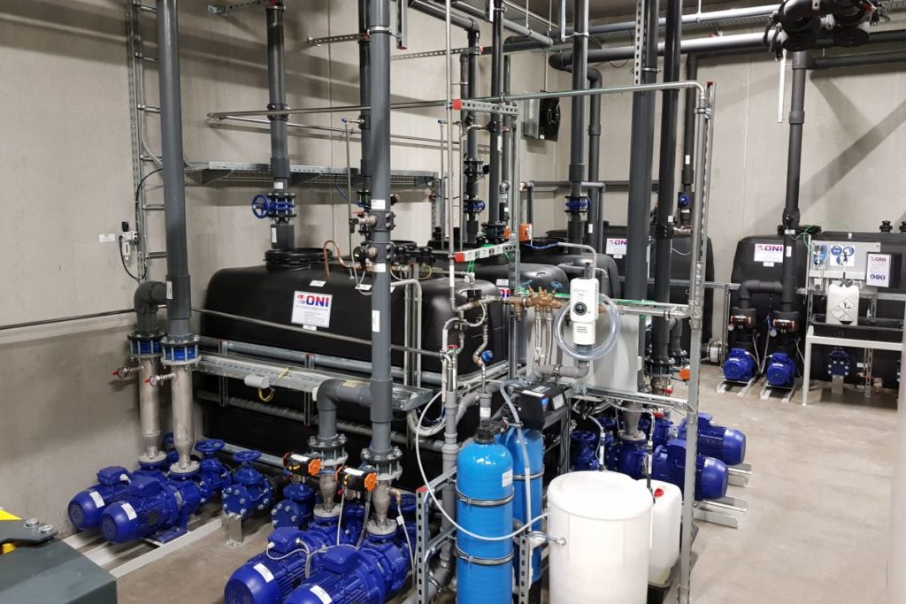 Wer Premium-Kunststoffprodukte effizient und nachhaltig fertigen will, muss auf die richtige Temperierung achten. Zur Versorgung der unterschiedlich temperierten Kühlkreise wurde ein Mehrkreis- Kühlsystem aufgebaut, das je nach Witterungsverhältnissen über die hoch effiziente, wassergekühlte Kältemaschine oder die energiesparenden, leerlaufenden Freikühler gespeist wird. - Bild: ONI-Wärmetrafo