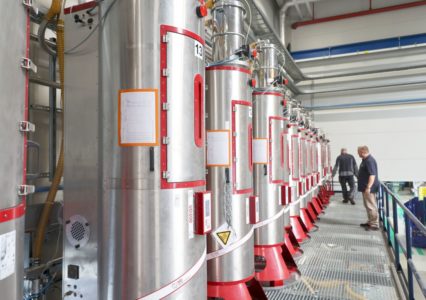 Nachhaltige Materialtrocknung und -Logistik: Die Drucklufttrockner von Wenz qip arbeiten energieeffizienter als die sonst eingesetzten Adsorptionstrockner. – Bild: Pergler Media