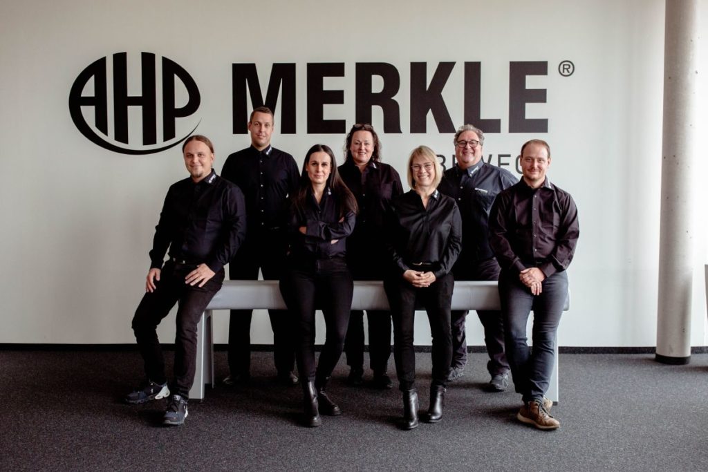 Das ist die neue Geschäftsleitung beim Hydraulikzylinderspezialist AHP Merkle (v.l.): Sebastian Schweizer, Marco Barth, Renata Subasic, Kathrin Mönig, Katrin Merkle, Christen Merkle, Patrick Mussler. – Bild: AHP Merkle 