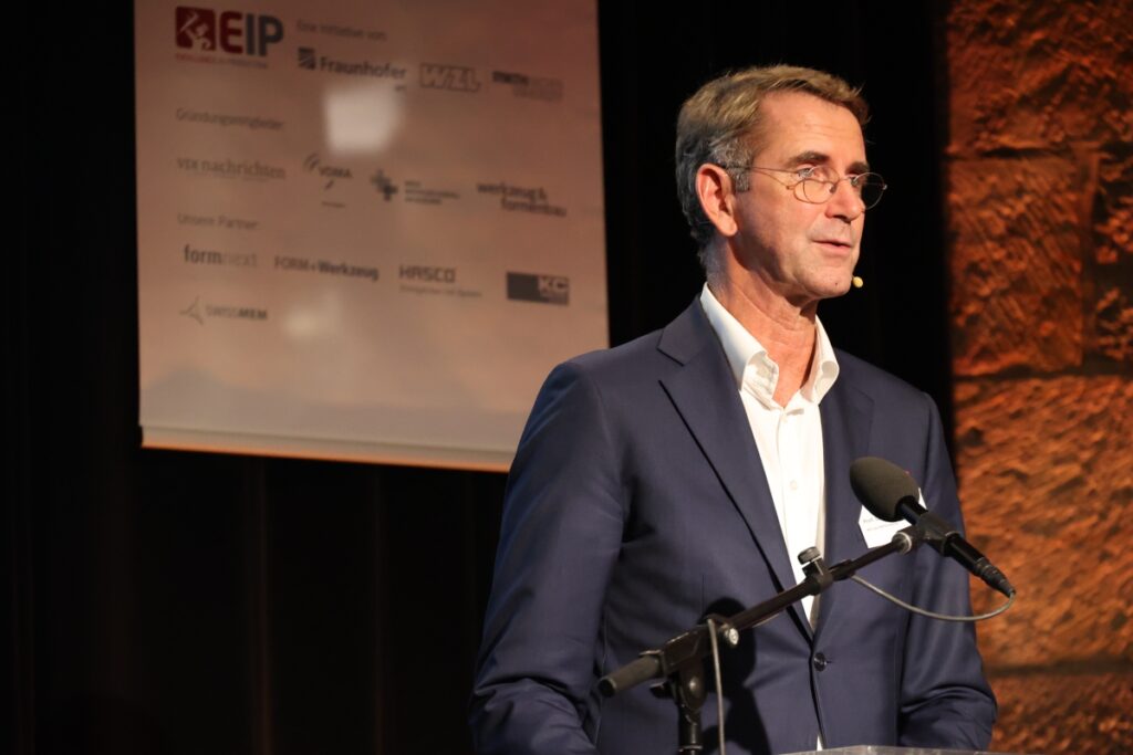 Professor Günther Schuh, Inhaber des Lehrstuhls für Produktionssystematik an der RWTH Aachen, führte in gewohnt leichter Manier und doch mit umfassendem quasi nebenbei vermitteltem Wissen durch den Abend. - Bild: Pergler Media