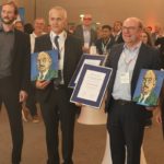 Die beiden diesjährigen Preisträger des Dr.-Richard-Escales-Preises haben sich die Auszeichnung für Verdienste um die Kunststoffbranche wirklich verdient. In der Kategorie "Industrie" zeichneten die Laudatoren Susanne Schröder (rechts) und Florian Streifinger (links) Kurt Gebert (Mitte links) aus. In der Kategorie "Forschung&Entwicklung" ging der Preis an Prof. Thomas Seul (Mitte rechts). - Bild: Pergler Media