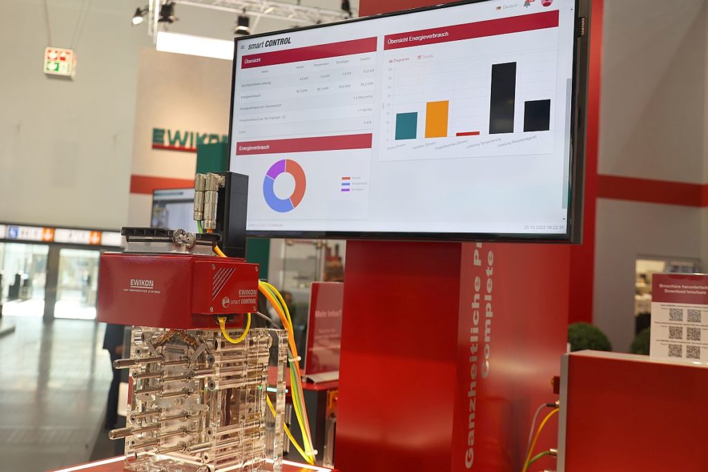 Der Energy Monitor in Smart Control sorgt dafür, dass der Anwender den Energieverbrauch von Werkzeug und Heißkanalsystem transparent und einfach bestimmen kann. Mit Hilfe dieser Daten kann er dann sehr gezielt die entsprechenden Parameter anpassen und so die prozessqualität nachhaltig verbessern. - Bild: Pergler Media