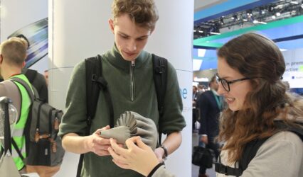 Eine große Bandbreite an Technologien und Verfahren sowie eine Fülle an Shwoteilen und "echten" Produkten sind auf der Formnext 2022 zu sehen. Schon am ersten Tag zeigt der große Zustrom der Besucher das ungebrochene Interesse an den additiven Technologien. - Bild: Pergler Media