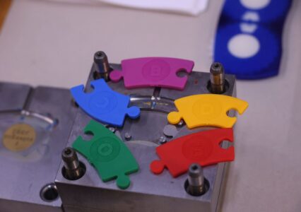 Die schnelle, einfache und praktikable Lösung steht im Vordergrund – bei den kleinen Stückzahlen ist eventuelle Nacharbeit kein Thema. Mascal Design realisiert mit hoher Flexibilität Formen für Prototypen und Kleinserien mit Normalien von Hasco. – Bild: Pergler Media