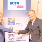 Eike Siegert (Geschäftsführer Büfa Composites Austria), Lothar Kempf (Geschäftsführer Büfa Composite Systems), Thomas Mayer (Geschäftsführer Klinglhuber & Söhne) und Christian Kubalek (Vertriebsleiter Büfa Composites Austria) besiegeln die Übernahme der Composite-Sparte von JKS - Bild: Büfa