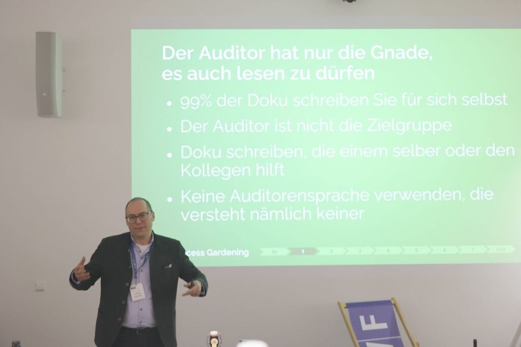 Wenn aus der lästigen Pflicht ein Erfolgsfaktor wird: Was richtig gelebte Dokumentation für ein Unternehmen bedeuten kann, zeigte Mario Schubert von Process gardening beim treffpunkt Werkzeugbau. Denn die Dokumentation ist kein Selbstzweck - richtig eingesetzt ist sie ein wichtiges Werkzeug, um optimierungen zu systematisieren. - Bild: Pergler Media 