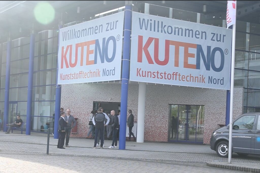 Die Messe Kuteno (Kunststofftechnik Nord) in Rheda-Wiedenbrück hat sich im Norden im Termnkalender der Branche fest etabliert. Das Branchenforum der Kunststoffverarbeiter zeigt Neuheiten und Trends in dieser Schlüsselindustrie. - Bild: Pergler Media
