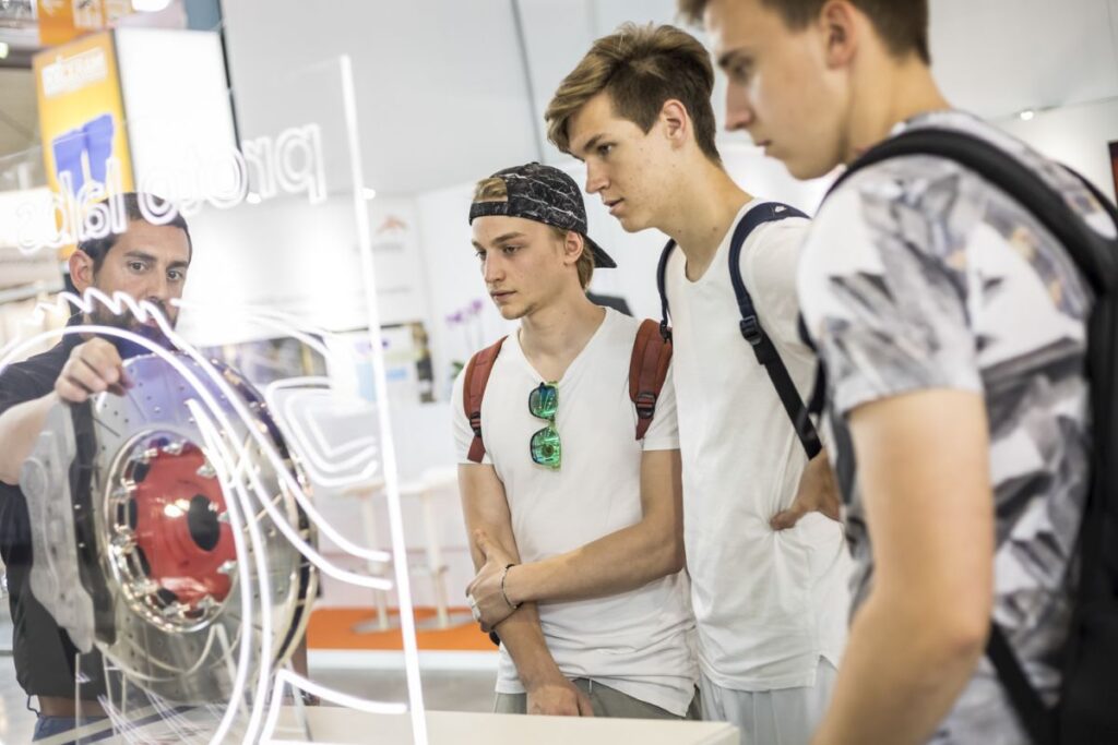 Zukunftschancen wahren: Das Thema Nachwuchsförderung erhält besondere Beachtung auch im Rahmenprogramm der Moulding Expo. - Bild: Landesmesse Stuttgart