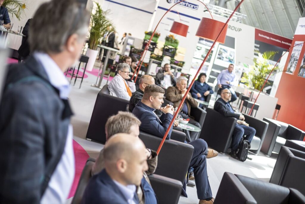 Ein abwechslungsreiches Rahmenprogramm zeigt die Zukunftschancen der Branche. Ein besonderer Treffpunkt ist das "Zukunftsforum Werkzheug-, Modell- und Formenbau" in der Messehalle. - Bild: Landesmesse Stuttgart