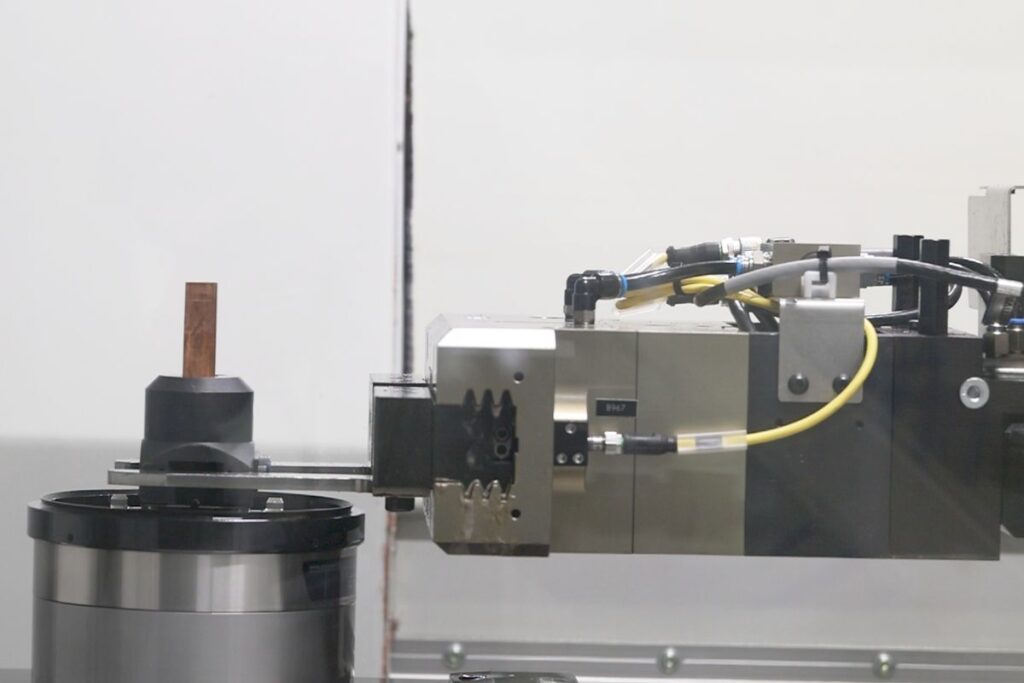 Der Robotergreifer positioniert den Elektrodenrohling im Arbeitsraum der HSC-Fräsmaschine Röders RXP 950 DSH. Cimatron und Soflex sorgen im Zusammenspiel dafür, dass die Maschine das passende Fräsprogramm lädt, und die Bearbeitung kann beginnen. – Bild: Pergler Media