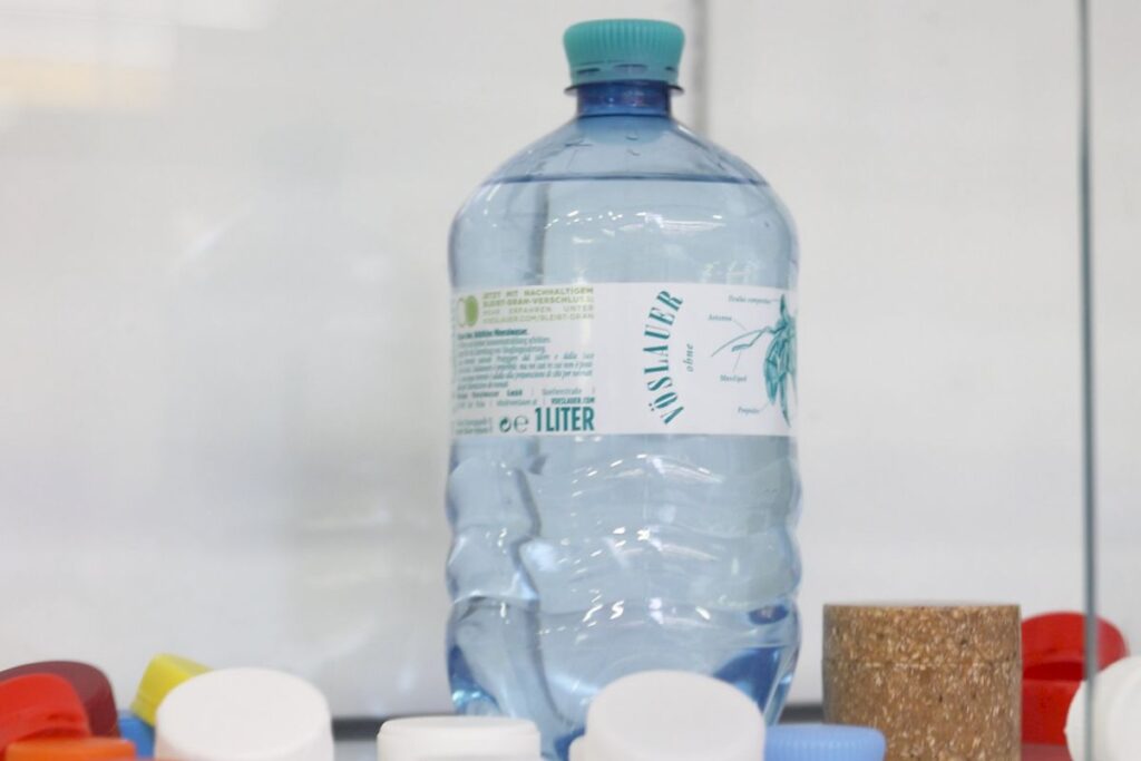 Alpla ist eines der führenden Unternehmen im Bereich Entwicklung und Produktion innovativer Verpackungslösungen aus Kunststoff. Zum Portfolio gehören Verpackungssysteme, Flaschen, Verschlüsse und Spritzgussteile für verschiedenste Wirtschaftszweige. – Bild: Pergler Media