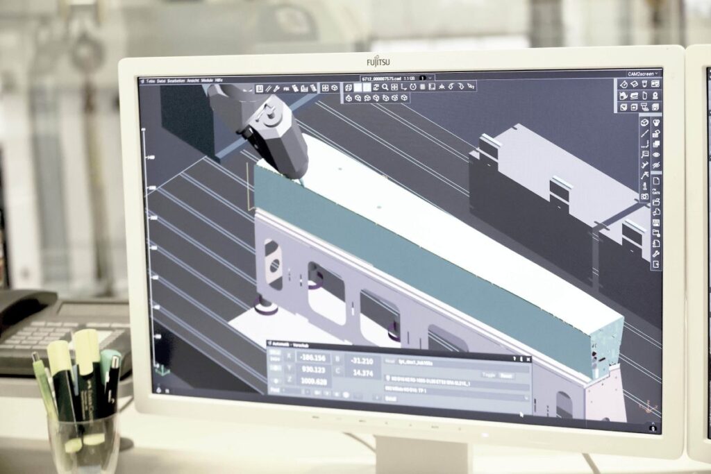 Jedes Programm kommt bei Alpex erst nach einer umfassenden Simulation auf die Maschine. So stellen die Zerspaner sicher, dass kollisionsgeprüfte Programme optimal ablaufen können, ohne dass der Bediener an der Maschine eingreifen oder die Programme anpassen muss. – Bild: Pergler Media