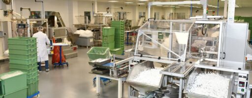 Blick in den Teilbereich eines Reinraums mit einer Fläche von 480 m2 der ISO-Klasse 8 bei Schägner in Steinmauern, in dem Artikeln für die pharmzeutische Industrie verpackt werden.Kopnditionierte Luft stellt konstante Produktionsbedingungen sicher. – Bild: ONI-Wärmetrafo